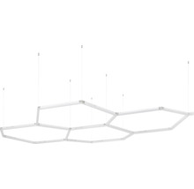 Sechseckige LED-Pendelleuchte in Weiß mit geometrischem Design und dünnen Drahtaufhängungen.