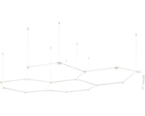 Modulare hexagonale LED-Deckenleuchte mit miteinander verbundenen weissen Lichtröhren an Seilaufhängungen.