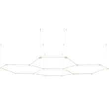 Moderne LED Deckenleuchte im geometrischen Hexagon Waben Design, abgehängt an dünnen Seilen.