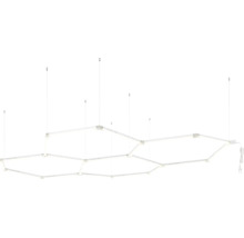 LED-Pendelleuchte im modernen Wabendesign aus verbundenen sechseckigen Modulen.