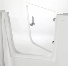Badewannentür aus Glas mit verchromtem Griff und Scharnieren in einer weißen Badewanne für barrierefreien Zugang.