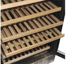 Clayettes coulissantes en bois dans une cave à vin, design à lattes pour une ventilation optimale.