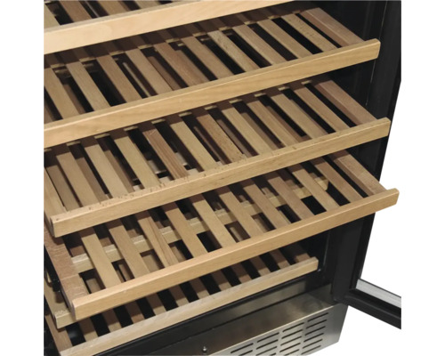 Clayettes coulissantes en bois dans une cave à vin, design à lattes pour une ventilation optimale.