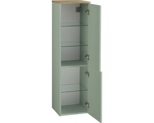 Armoire de salle de bain haute en vert sauge avec plateau en bois, trois étagères en verre et deux portes ouvertes.