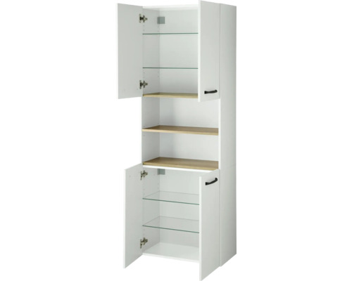Armoire haute blanche avec portes ouvertes, tablettes en verre à l'intérieur, trois compartiments ouverts aspect bois et poignées noires.