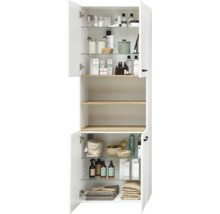 Armoire de salle de bain haute blanche avec portes ouvertes, étagères en verre et aspect bois, remplie de produits de soin, serviettes et paniers.