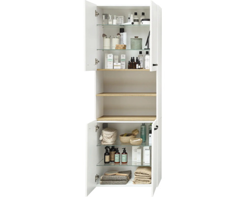Armoire de salle de bain haute blanche avec portes ouvertes, étagères en verre et aspect bois, remplie de produits de soin, serviettes et paniers.