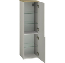 Armoire haute de salle de bains avec deux portes ouvertes, trois tablettes en verre et un plateau aspect bois.