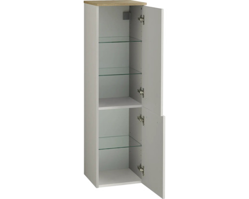 Armoire haute de salle de bains avec deux portes ouvertes, trois tablettes en verre et un plateau aspect bois.