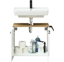 Meuble de lavabo avec vasque blanche, robinetterie noire, étagère en bois et meuble bas ouvert avec papier toilette et produits de nettoyage.