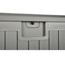 Vue détaillée d'une poignée et d'un dispositif pour cadenas sur un coffre de jardin en plastique avec aspect bois.
