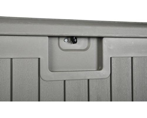 Vue détaillée d'une poignée et d'un dispositif pour cadenas sur un coffre de jardin en plastique avec aspect bois.