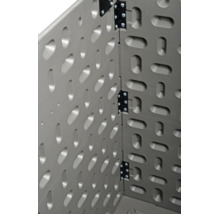Vue intérieure d une boîte de rangement en plastique avec charnières en métal et parois structurées.