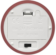 Unterseite eines Geräts mit Batteriefach für zwei AA-Batterien, Ein-Aus-Timer-Schalter, CE-Kennzeichnung und Entsorgungssymbol.