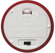 Unterseite eines batteriebetriebenen Geräts mit rotem Rand, Batteriefach für zwei AA-Batterien und Schalter für Ein, Aus und Timer.