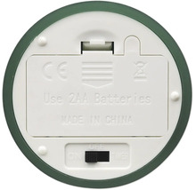 Unterseite eines Geräts mit Batteriefach für zwei AA-Batterien, Schiebeschalter für An, Aus und Timer sowie CE-Kennzeichnung.