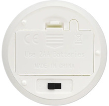 Unterseite eines weißen elektronischen Geräts mit Batteriefach für zwei AA Batterien und einem Schalter für Ein, Aus und Timer Funktion.