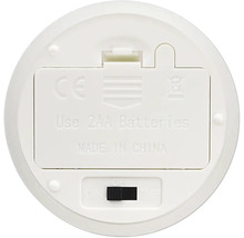 Unterseite eines batteriebetriebenen Geräts mit Batteriefach für zwei AA Batterien, Schalter für Ein, Aus und Timer sowie europäischer Konformitätskennzeichnung.