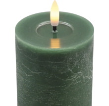 Bougie LED cylindrique verte avec surface rustique et lumière en forme de flamme.