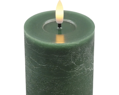 Bougie LED cylindrique verte avec surface rustique et lumière en forme de flamme.
