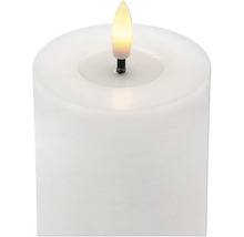 Bougie LED pilier blanche dotée d'une flamme vacillante réaliste.