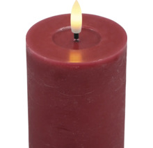 Dunkelrote LED-Stumpenkerze mit täuschend echter Flamme und Wachsoptik.
