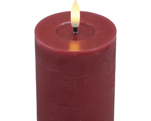 Dunkelrote LED-Stumpenkerze mit täuschend echter Flamme und Wachsoptik.