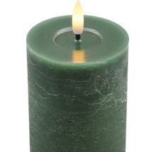 Bougie LED pilier verte avec une texture de surface rustique et une flamme blanc chaud.