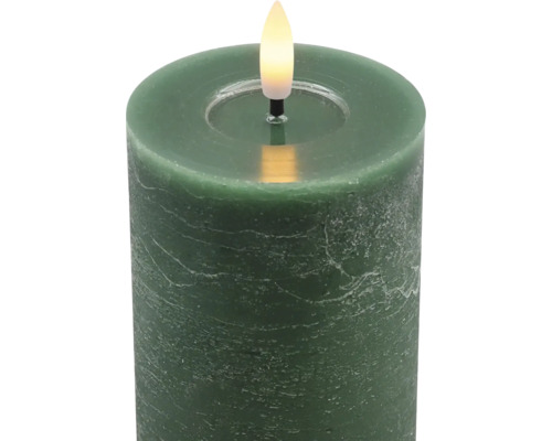 Bougie LED pilier verte avec une texture de surface rustique et une flamme blanc chaud.