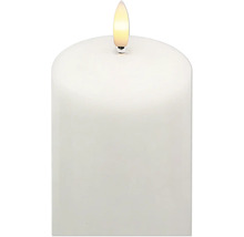 LED-Stumpenkerze in Weiss mit realistischer Flammenoptik.