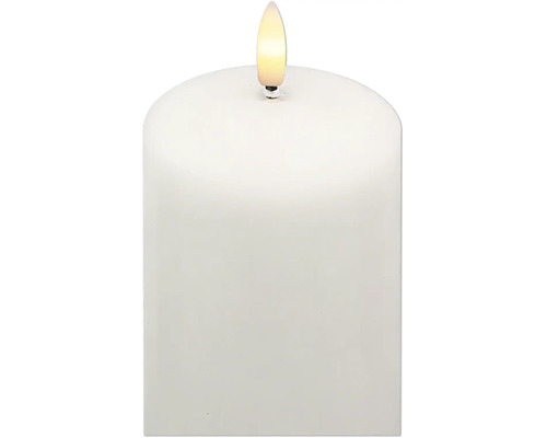 LED-Stumpenkerze in Weiss mit realistischer Flammenoptik.