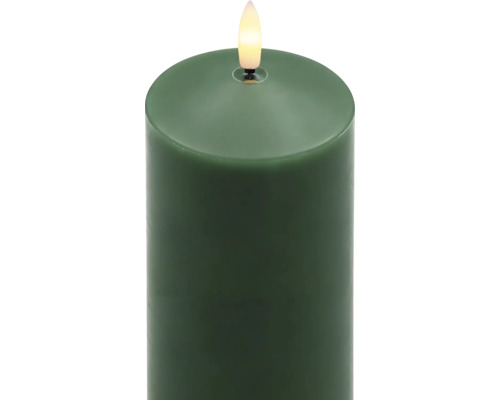 Grüne LED-Stumpenkerze mit flammenförmigem Licht.
