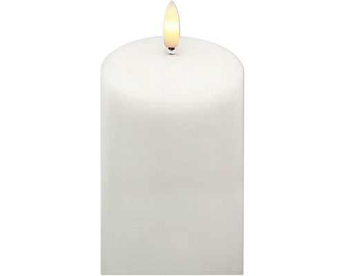 Weisse LED-Stumpenkerze mit künstlicher Flamme.
