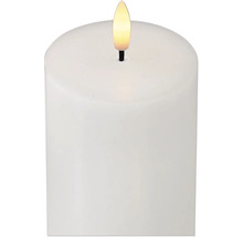 Weisse LED-Stumpenkerze mit Licht in Flammenform.