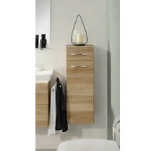 Armoire latérale de salle de bains moderne suspendue en aspect bois avec un tiroir, une porte et des poignées chromées.