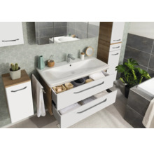 Modernes Badezimmer-Set mit weißem Waschtischunterschrank, zwei Auszügen, Hochschrank, Seitenschrank und Spiegelschrank.