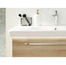Meuble sous-vasque moderne avec vasque blanche, robinet chromé, distributeur de savon et meuble aspect bois avec éclairage LED.
