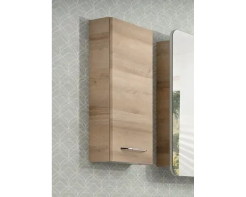 Meuble de salle de bain suspendu aspect bois avec poignée argentée.