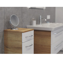 Meuble d'appoint de salle de bains moderne avec deux tiroirs blancs et corps en aspect bois à côté d'un lavabo avec miroir cosmétique.