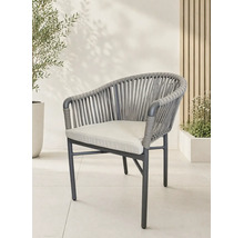 Chaise de jardin moderne avec structure en métal, cordage sur le dossier et les accoudoirs, et coussin d'assise sur une terrasse lumineuse.