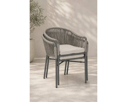 Deux chaises de jardin empilables avec cordage gris, structure en métal et coussins d'assise clairs.