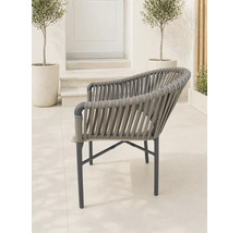 Chaise de jardin moderne avec tressage en corde et structure métallique sur une terrasse claire avec des oliviers.