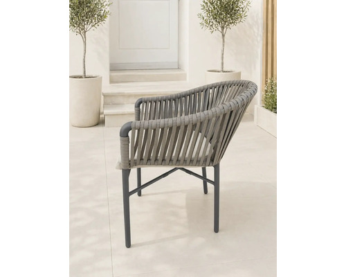 Chaise de jardin moderne avec tressage en corde et structure métallique sur une terrasse claire avec des oliviers.