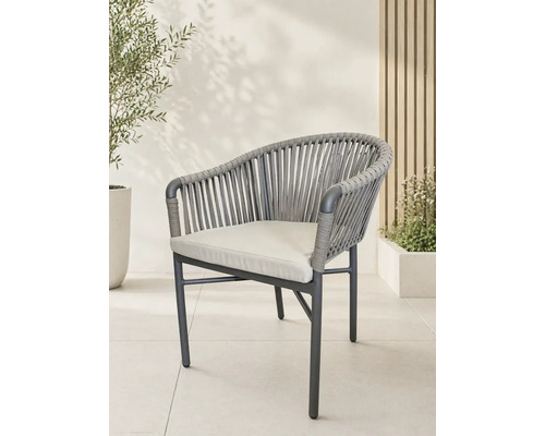 Chaise de jardin moderne avec structure en métal, cordage sur le dossier et les accoudoirs, et coussin d'assise sur une terrasse lumineuse.