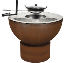 Feuerstelle aus rostfarbenem Stahl mit Edelstahl-Grillring und schwenkbarem Wokhalter inklusive Wok-Pfanne mit Deckel.