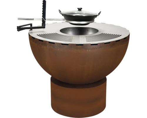 Feuerstelle aus rostfarbenem Stahl mit Edelstahl-Grillring und schwenkbarem Wokhalter inklusive Wok-Pfanne mit Deckel.