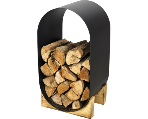 Kaminholzregal aus Metall mit Holzsockel, befüllt mit Brennholz.