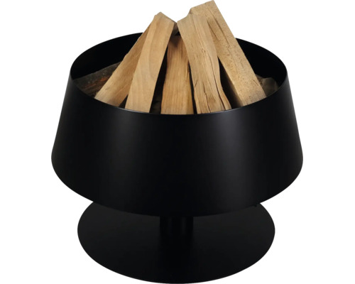 Moderne schwarze Feuerschale aus Metall mit Standfuß, gefüllt mit hellem Kaminholz.