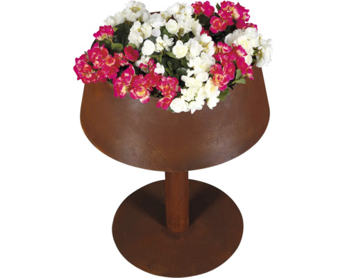 Pflanzschale aus Cortenstahl in Edelrost-Optik auf einem Standfuß, bepflanzt mit Blumen.