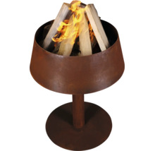 Feuerstelle aus rostfarbenem Metall mit brennenden Holzscheiten auf einem Standfuß.